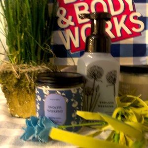 Bath and body Works 1 Wick Candle and Foaming Hand Soap - ENDLESS WEEKEND